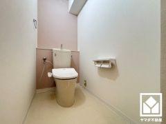 明るく清潔感溢れるトイレです。2連トイレットペーパーホルダーなのでお取替えの手間が軽減できます。