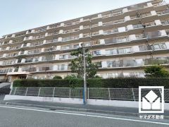 キッチンは空間を有効活用できる壁付けタイプ。