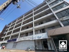 お買い物施設が徒歩圏内に複数あり、便利な住環境です。