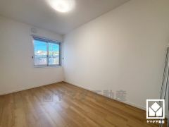 約6帖の東側洋室です。全居室に窓がございます。明るい陽光がたっぷり差し込む心地よい生活空間です。