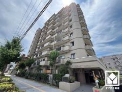 陽光に映える美しい外観。街並みに馴染みながらも、ひときわ目を引く存在感。