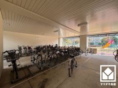 1階部分に屋内駐輪場を完備。雨や風、直射日光から自転車を守ることができます。