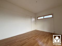 約6帖の洋室です。柔らかな光が差し込む洋室、快適で落ち着いた住まい。