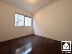 2面採光の大きな窓からは明るい光が降り注ぎます。柔らかな光が差し込むお部屋で、快適で落ち着いた生活をお送りいただけます。