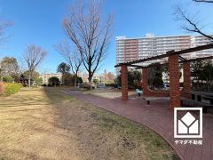 敷地内は木々が多く植えられていて、四季の移り変わりが感じられる緑豊かな景観です。