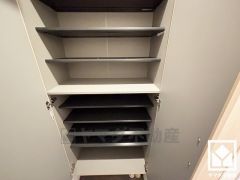 玄関にはシューズボックスを完備。家族の靴もしっかり収納できるので、玄関がいつも片付き、気持ちよくお客様を迎えられます。