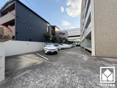 敷地内に駐車場を完備。重い荷物や雨の日の移動もスムーズで、快適なカーライフを実現。空き状況等は弊社スタッフまでお気軽にお問い合わせください。