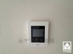 突然の来訪時でも安心なモニター付きインターホンを完備。お留守番中のお子様でも簡単に来訪者の確認ができます。