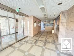 広々とした明るいエントランス。綺麗に整備されており、帰宅時や来客時にも気持ちの良い空間です。