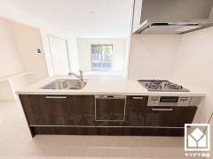 フラットタイプのカウンターキッチンなので配膳や片付けがしやすく、お料理中でもお子様の様子が分かって安心です。