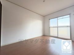 約6帖の洋室です。バルコニーにつながるお部屋で、通風・陽当たり良好。