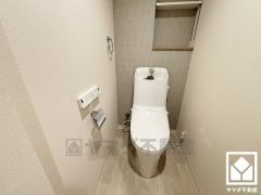 明るく清潔感溢れるトイレです。トイレットペーパーのストックや消耗品置き場、小物置きなどとしてもお使いいただける棚がございます。