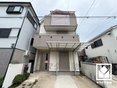 落ち着いた色合いと直線的な美しさが調和した外観。
