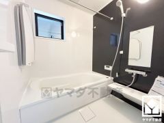 1日の疲れを癒す浴室でゆったりリフレッシュ。小窓が付いているので明るく、こもりがちな湿気もすぐ取り除くことができます。