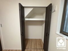 空間を無駄なく活用、階段下の賢い収納。
