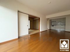 リビングは約11.4帖。隣接する約6帖の和室との一体利用も可能です。