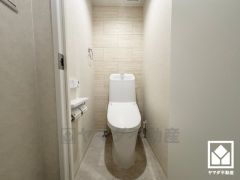 明るく清潔感溢れるトイレです。2連トイレットペーパーホルダーなのでお取替えの手間が軽減できます。