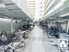 サイクルラックの設置された駐輪場を完備。スッキリ整理されて、自転車同士の接触や転倒の心配がございません。