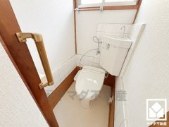 明るく清潔感溢れるトイレです。小窓が付いているので日中は明るく、居心地の良いプライベートスペースです。