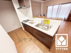 調理に手間がかかりがちな肉や魚を、短時間でサッと焼き上げることができるグリル付き。換気効率が高くお手入れしやすいスリム型のレンジフードも完備。スッキリとしたスタイリッシュなデザインも魅力の一つです。