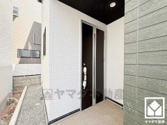 ドアの窓から光が差し込み、外出時にも帰宅時にも、明るい気持ちになれる玄関です。