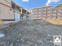 前面道路幅員約7.99mとゆったりとした広さがあるのでファミリーカー等の車の出入れも楽にできます。