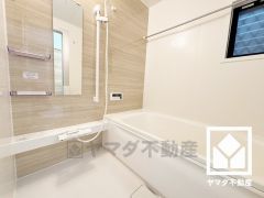 浴室暖房乾燥機付き。真冬の寒い浴室を暖かく、また雨の日の洗濯物の乾燥にと多用途に活躍する機能です。