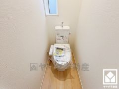 トイレットペーパーのストックや消耗品置き場などとしてお使いいただける棚がございます。