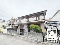 カーポート付き駐車スペースを2台分確保。雨の日の乗り降りがぐっと楽になります。来客時にも便利です。