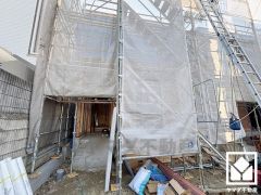 駐車スペースを並列2台分確保。重い荷物や雨の日の移動もスムーズで、快適なカーライフを実現。来客時にも便利です。