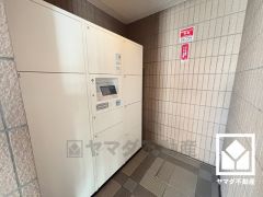 宅配ボックスも完備しています。留守でも安心、荷物の受け取りをスムーズに。