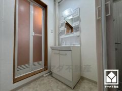 収納豊富でスッキリお使い頂ける洗面台です。洗面ボウルが広めなので、忙しい朝でも身支度がしやすく時短になります。