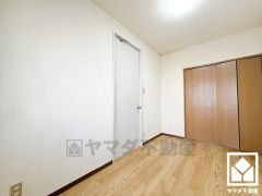 約4.1帖の洋室です。大きなクローゼット付きのお部屋で整理整頓しやすいです。