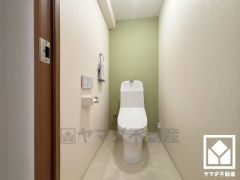 明るく清潔感溢れるトイレです。温水洗浄便座付きで、季節を問わずいつでも温かい便座をお使いいただけます。