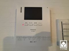 突然の来訪時でも安心なモニター付きインターホンを完備。お留守番中のお子様でも簡単に来訪者の確認ができます。