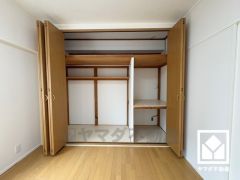 新たに家具を買わなくても良いので、ハンガーパイプ付きのクローゼットは嬉しいですね。