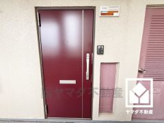 シンプルで洗練された玄関デザイン。帰るたびにホッとできる、心地よい住まいの入り口。