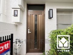 玄関ドアの窓から光が差し込み、外出時にも帰宅時にも、明るい気持ちになれる玄関です。