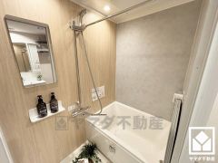 1日の疲れを癒す浴室でゆったりリフレッシュ。ナチュラルな木目調のアクセントパネルは落ち着いた雰囲気を演出してくれます。