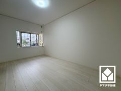 出窓付きで明るくメリハリのある空間です。おしゃれなインテリアが映えるデザイン性の高い洋室で、リラックスしたひとときを過ごせます。