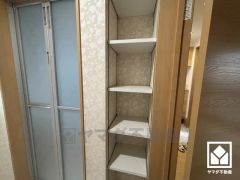 バスタオルやパジャマ等を収納できるリネン庫。洗剤等のストックも収納できるので、洗面室をすっきり清潔に保つことができそうです。可動棚なので用途に合わせて高さを調整できます。