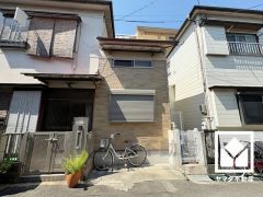 収納付きでスッキリお使い頂ける洗面台がございます。カウンターが広めなので、忙しい朝でも身支度がしやすく時短になります。