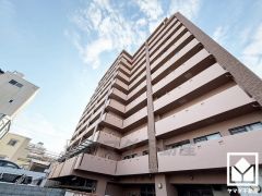 阪神電鉄本線「出屋敷」駅まで徒歩約8分、阪神電鉄なんば線「尼崎」駅まで徒歩約11分の立地。