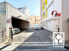 敷地内平置き分譲駐車場付き。重い荷物や雨の日の移動もスムーズで、快適なカーライフを実現。（駐車場管理費：月額670円、駐車場修繕積立金：月額440円）