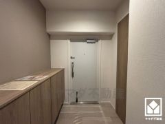 白を基調とした明るい玄関で、毎日を爽やかにスタート。広々とした開放感と清潔感あふれる空間が、訪れる人々を温かく迎えます。