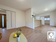 広々17帖のLDKが魅力。家族全員がリラックスできる、ゆったりとした快適リビングで温かい団らんの時間を。