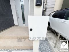 スッキリとしたスタイリッシュなデザインのダイヤル錠付きポストが設置されています。