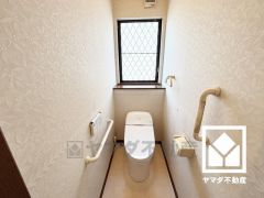 明るく清潔感溢れるトイレです。温水洗浄便座付きで、季節を問わずいつでも温かい便座をお使いいただけます。