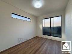 バルコニーにつながるお部屋で、通風・陽当たり良好。