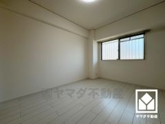 約6帖の洋室です。全居室に窓がございます。明るい陽光がたっぷり差し込む心地よい生活空間です。